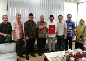 DPRD Sumbar Terima Surat Pengusulan dan Pengangkatan Gubernur dan Wakil Gubernur dari KPU