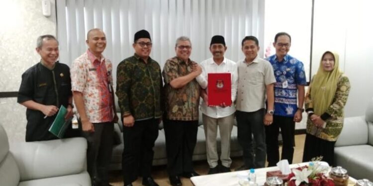 DPRD Sumbar Terima Surat Pengusulan dan Pengangkatan Gubernur dan Wakil Gubernur dari KPU