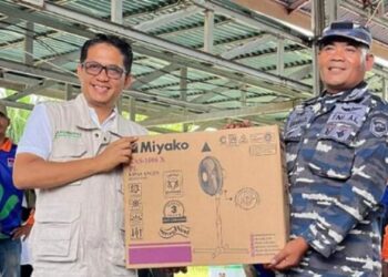 Wakil Ketua DPRD Sumbar Evi Yandri Rajo Budiman Bagikan Hadiah pada Peringatan HPSN 2025 di Pantai Air Manis 