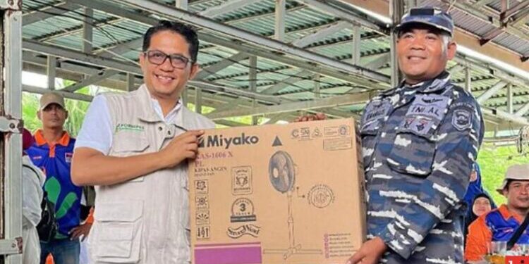 Wakil Ketua DPRD Sumbar Evi Yandri Rajo Budiman Bagikan Hadiah pada Peringatan HPSN 2025 di Pantai Air Manis 