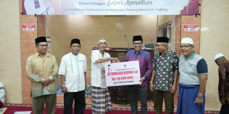 Wakil Ketua DPRD Sumbar Evi Yandri Salurkan Bantuan Rp 50 Juta Saat Safari Ramadhan