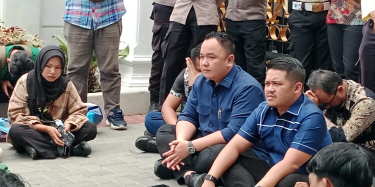 Tolak Revisi UU TNI, Koalisi Masyarakat Sipil Unjuk Rasa ke DPRD Sumbar