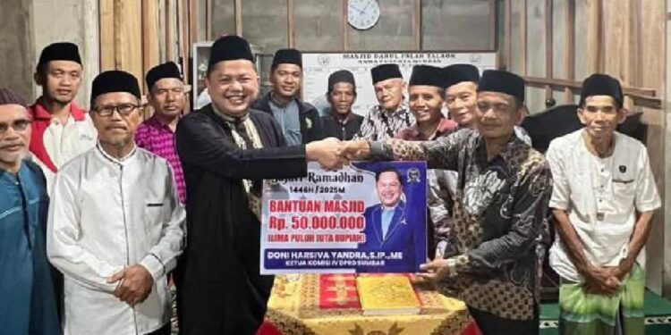 Anggota Komisi IV DPRD Sumbar Doni Harsiva Yandra Safari Ramadhan di Masjid Nurul Falah Nagari Talaok
