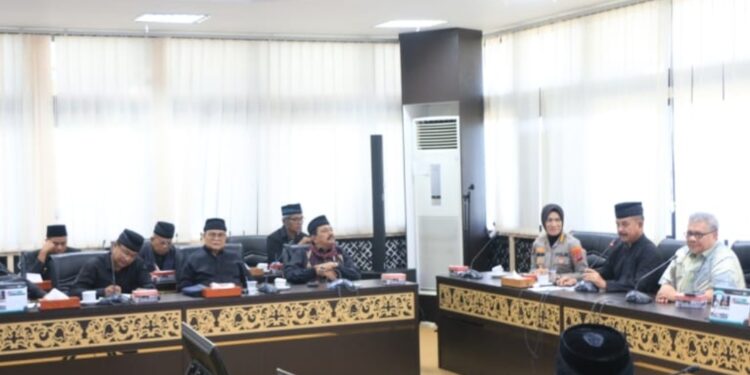 Tegaskan Peran Adat, Ketua LKAAM Kunjungi DPRD Sumbar