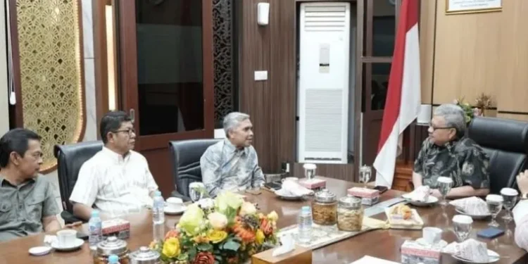 Muhidi Terima Dokumen Hasil Psikotes Calon Komisioner KPID Sumbar