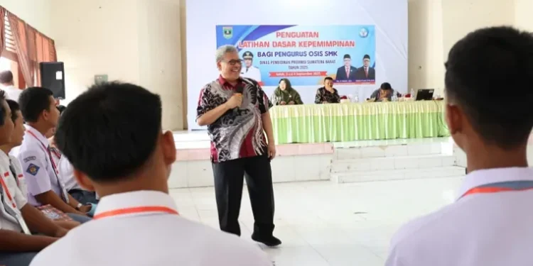 Berbagi Kisah Perjalanan Hidup, Ketua DPRD Sumbar Muhidi Motivasi Pengurus OSIS SMK Solok