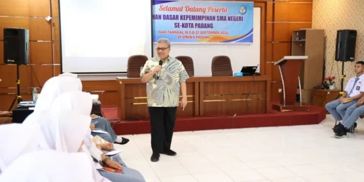 Muhidi Beri Wejangan di LDK Pengurus OSIS SMA se-Kota Padang