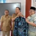 Ketua DPRD Sumbar Serahkan Baju Batik ke Guru SMAN 10 Padang